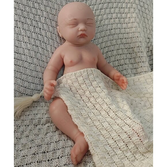 45cm Closed Eyes Sleeping Newborn Platinum Silicone 7.7lbs Reborn Baby Girl Doll - Picture 5 of 12